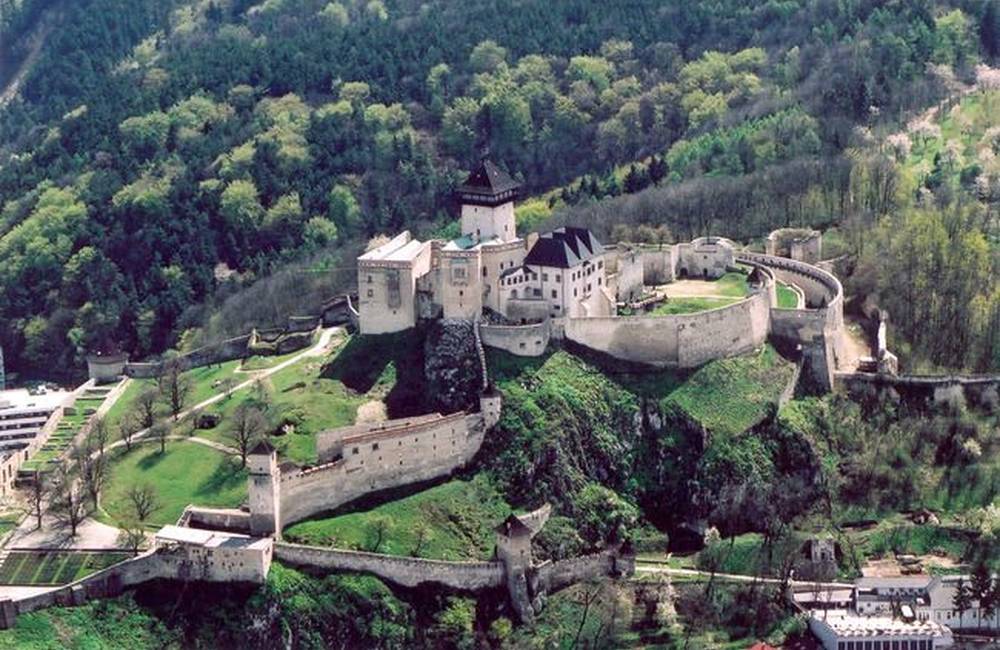 Foto: Trenčiansky hrad plánujú rozsiahle rekonštrukcie, pribudne nový vstup a cyklotrasa