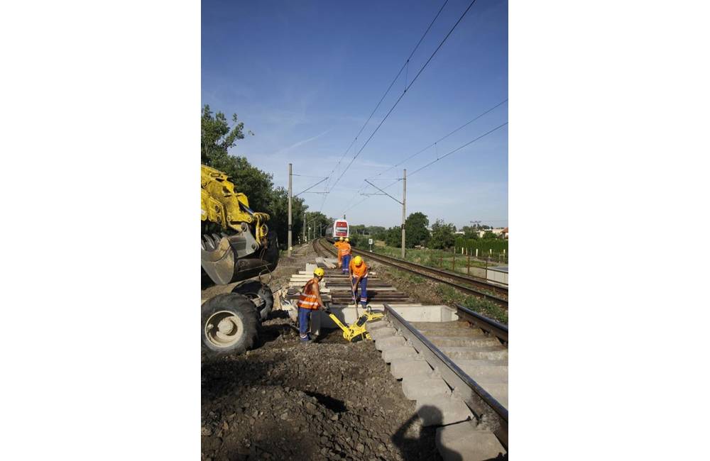 Foto: Železničné priecestie v Horných Ozorovciach bude od pondelka uzavreté, na trati rátajte s výlukami