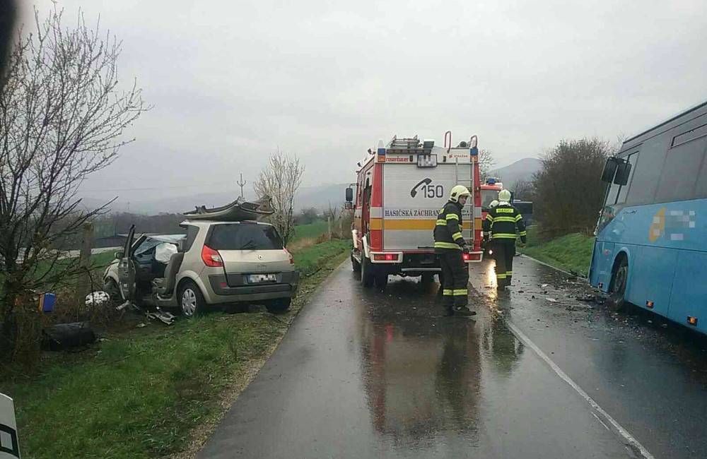 Foto: Dopravná nehoda autobusu a osobného auta blokovala dopravu pri obci Mníchova Lehota