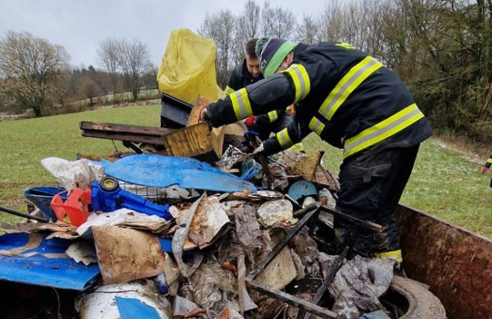 Foto: Dobrovoľní hasiči z Brezovej pod Bradlom zatočili s nelegálnou skládkou