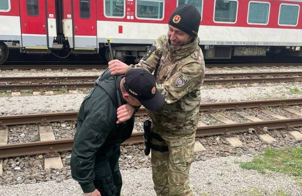 FOTO: Železniční policajti počas cvičenia vo vagóne zasahovali aj voči mužovi so zbraňou