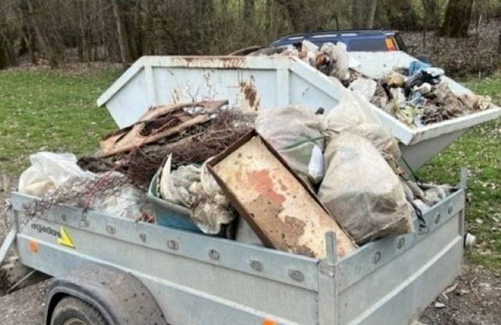 Foto: Poľovníci z Turej Lúky vyzbierali odpad v objeme štyroch veľkokapacitných kontajnerov