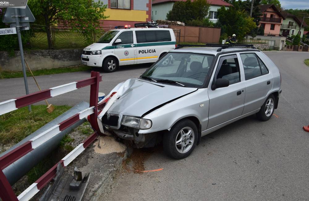 Foto: Podguráženému vodičovi sa v Nemšovej neuhlo zábradlie. Skončil rovno v ňom 