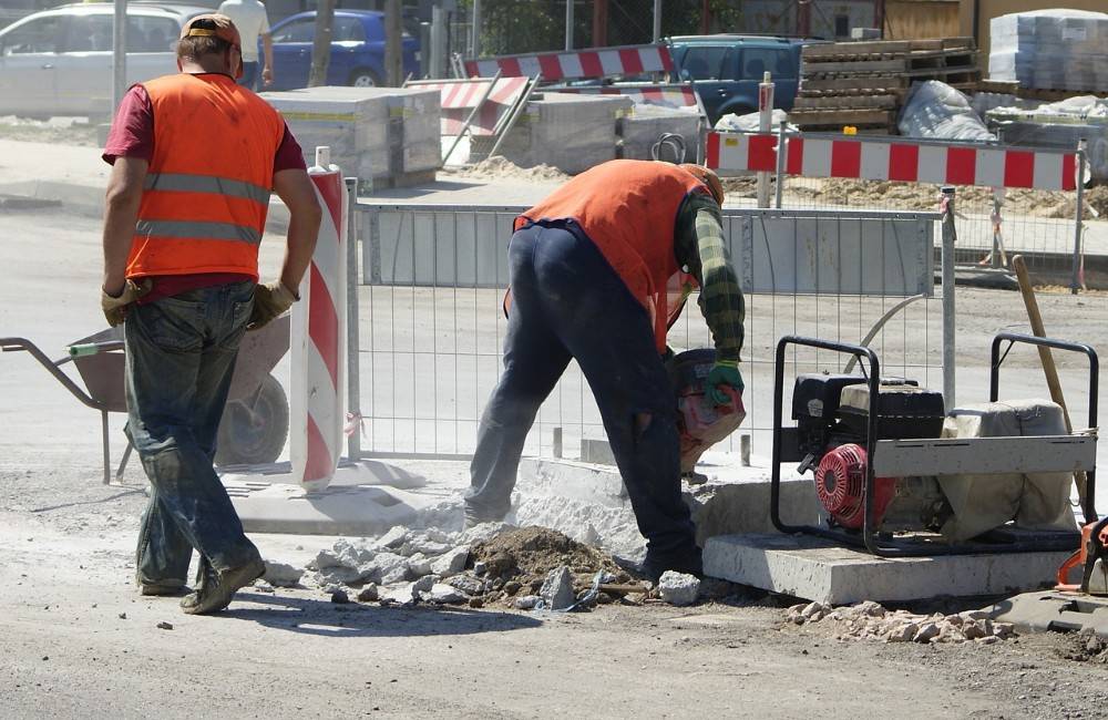 Vyťaženú prievidzskú ulicu v týchto dňoch opravujú, vodiči by mali rátať s obmedzeniami