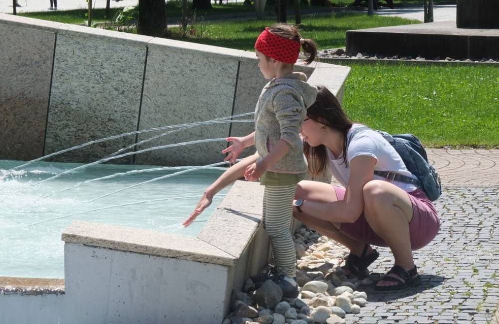 Foto: Letné horúčavy sú tu. V Handlovej do boja s nimi nasadili všetky dostupné „zbrane“