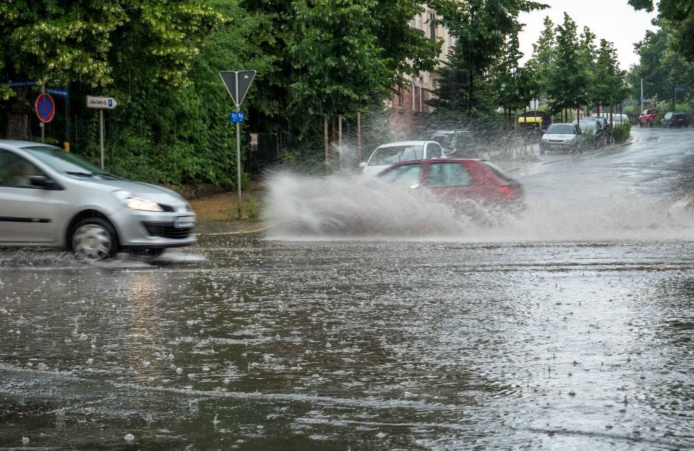 Foto: V Trenčianskom kraji hrozia počas soboty búrky s intenzívnym dažďom a krupobitím, vylúčené nie sú ani povodne