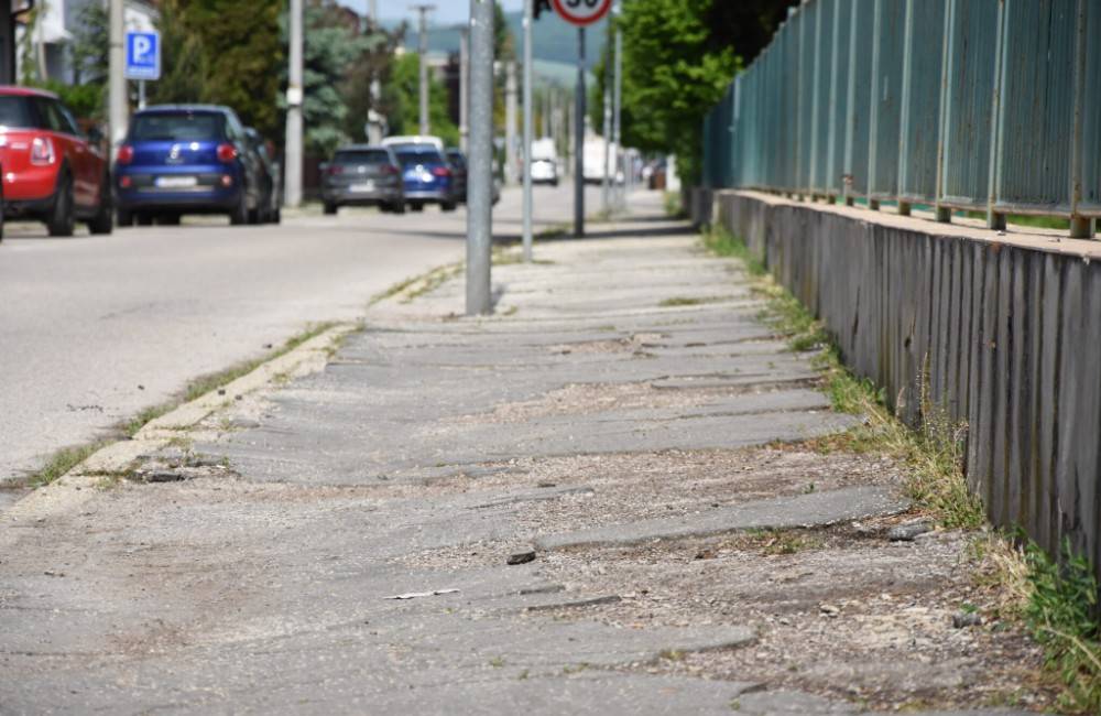 Foto: Oprava chodníka na Bezručovej ulici potrvá päť týždňov, obyvatelia by mali zvýšiť obozretnosť