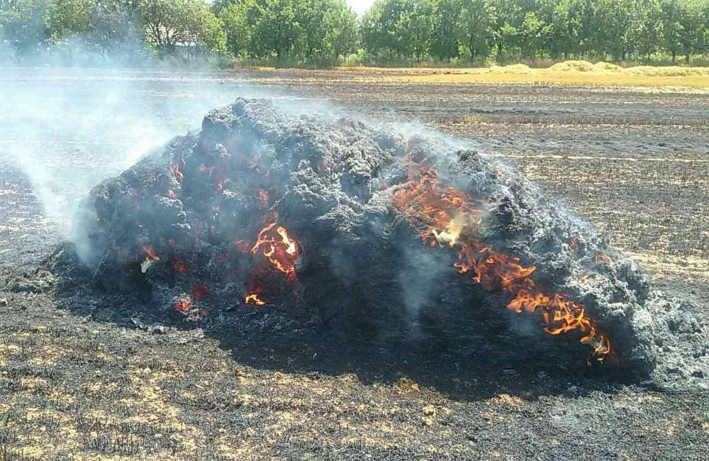 FOTO: Púchovskí hasiči museli zasahovať na poli, kde horelo niekoľko balíkov slamy