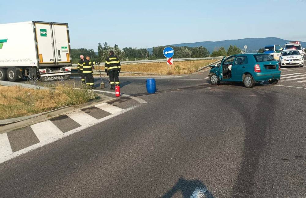 Foto: Pri Novom Meste nad Váhom sa zrazilo auto s kamiónom