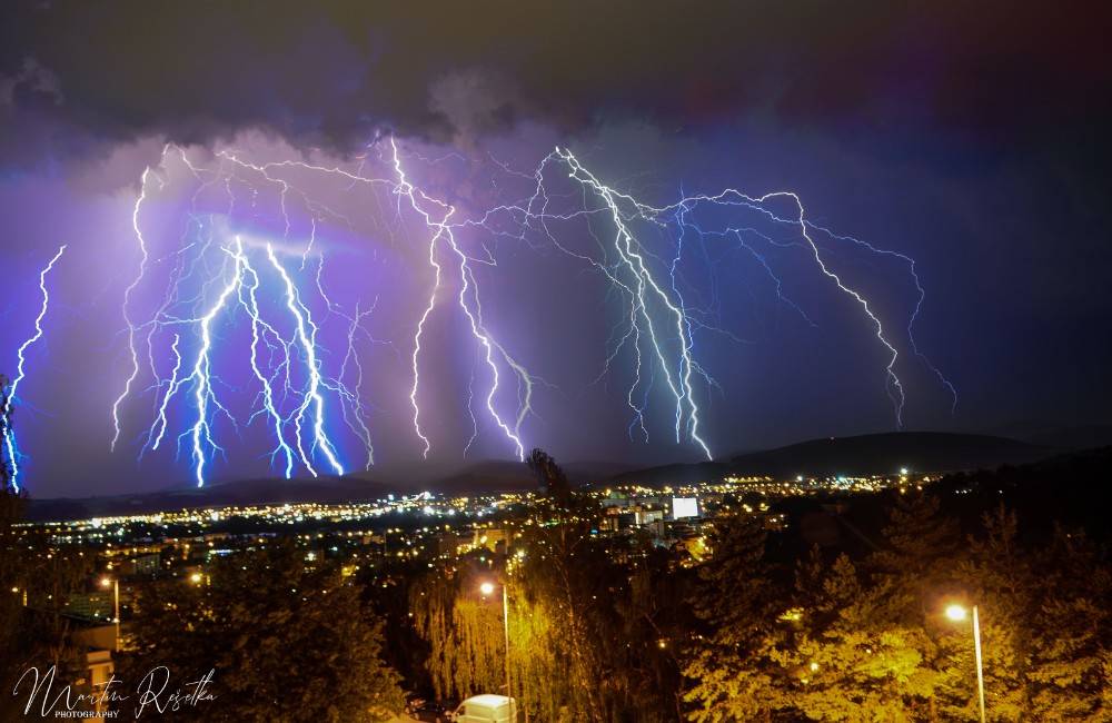 FOTO: Lovec bleskov z Trenčína zachytil tornádo aj obrovské krúpy. Fotenie búrok má svoju cenu | Trenčínak.sk