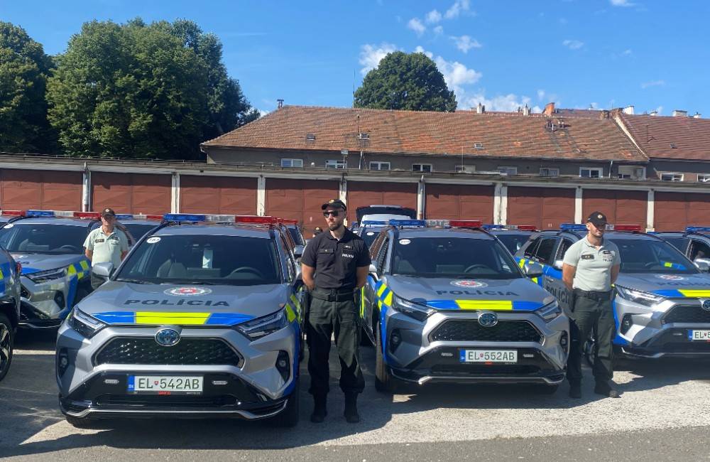 FOTO: Policajti Trenčianskeho kraja majú nové posily, hybridné vozidlá hradené z plánu obnovy