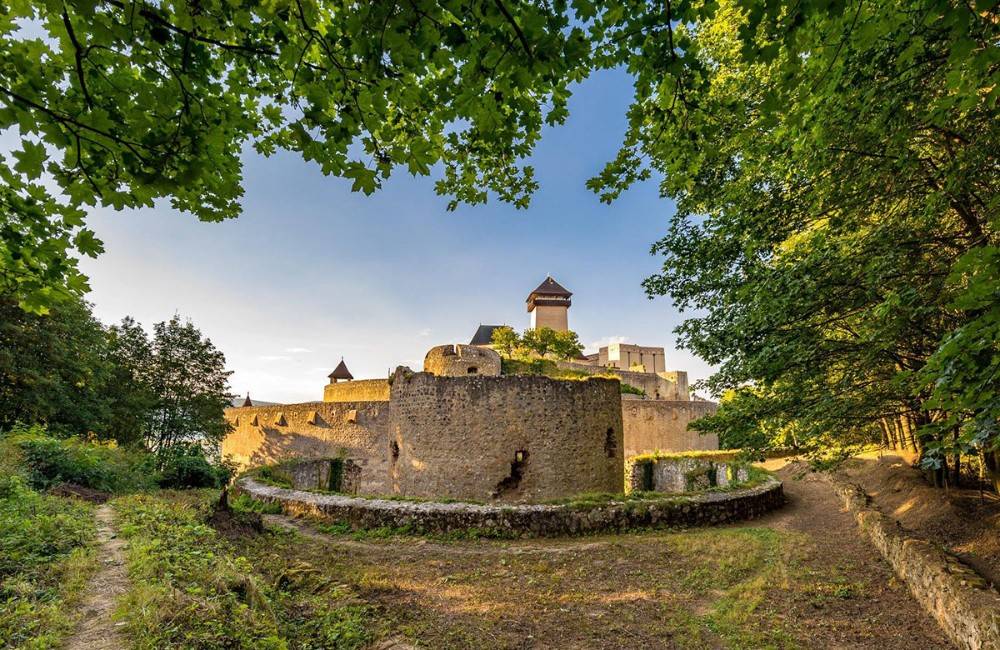 FOTO: Trenčiansky hrad očakáva svojho jubilejného návštevníka, ujde sa mu aj špeciálna odmena | Trenčínak.sk