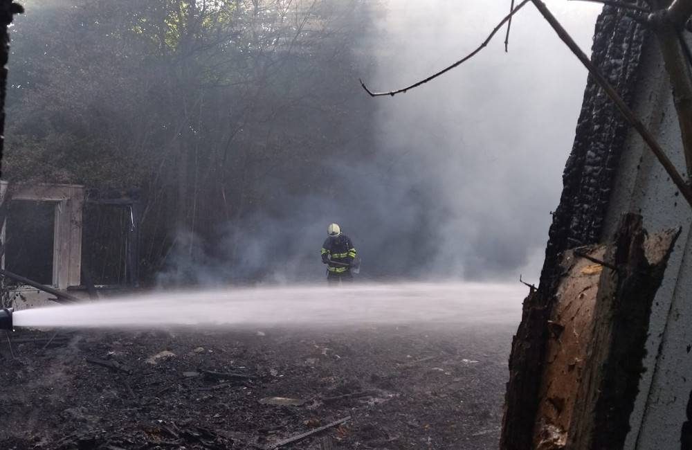 FOTO: Hasiči bojujú s plameňmi v opustenej budove v Novom Meste nad Váhom | Trenčínak.sk