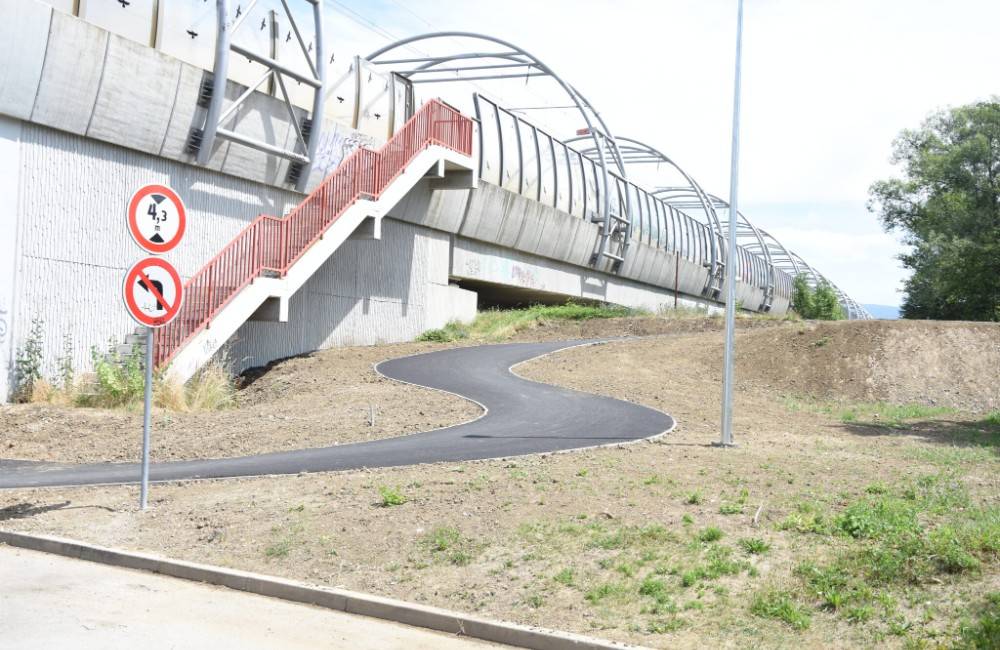 FOTO: Nová trenčianska cyklotrasa za takmer 219-tisíc eur je hotová, pribudol nový priechod aj osvetlenie