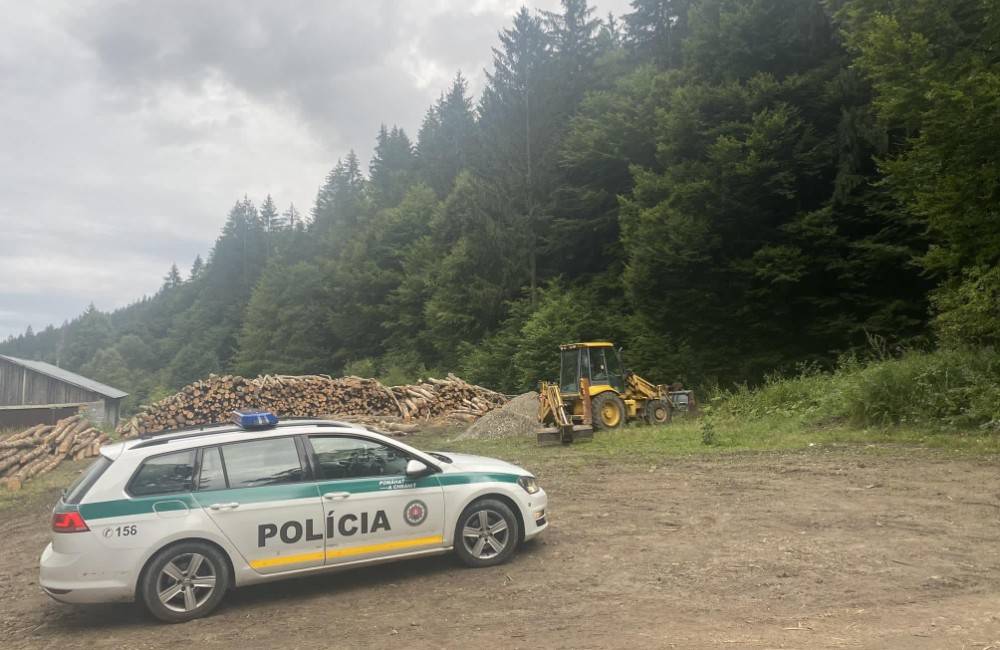 FOTO: Počas preventívnej akcie púchovská polícia zastavila vodiča traktora, ktorý nemal doklady a odmietol fúkať