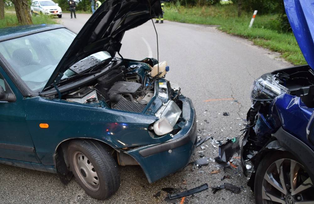 FOTO: Pri Myjave sa zrazili dve osobné autá, dôvodom kolízie bol šmyk na mokrej vozovke