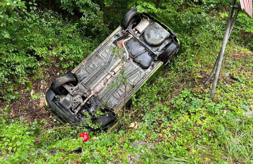 FOTO: Auto po kotrmelci skončilo na streche. Posádku ratovali hasiči z Nitrianskeho Pravna | Trenčínak.sk