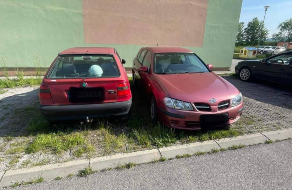 Foto: Hornonitriansku obec trápia dlhodobo odstavené autovraky. Chce ich z ulíc odstrániť