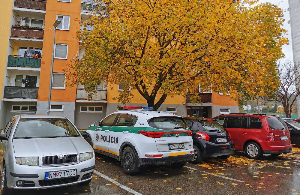 Foto: Tragédia v Novom Meste nad Váhom. V jednom z bytov bolo nájdené telo mladej ženy bez známok života