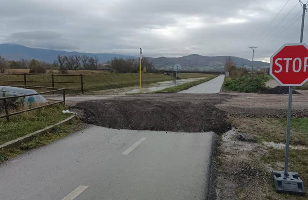 Foto: V tomto úseku Vážskej cyklotrasy zvýšte opatrnosť, v dôsledku opráv tam vznikla prekážka