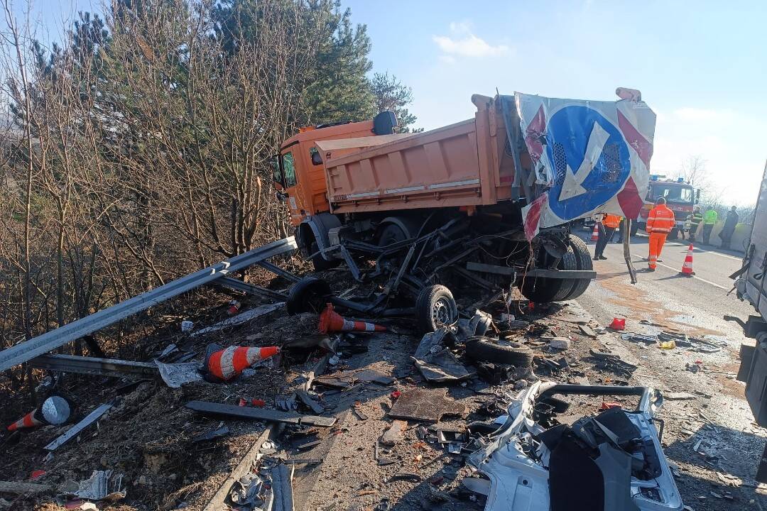 Foto: Polícia úplne uzavrela diaľnicu D1. V smere na Trenčín sa stala vážna nehoda