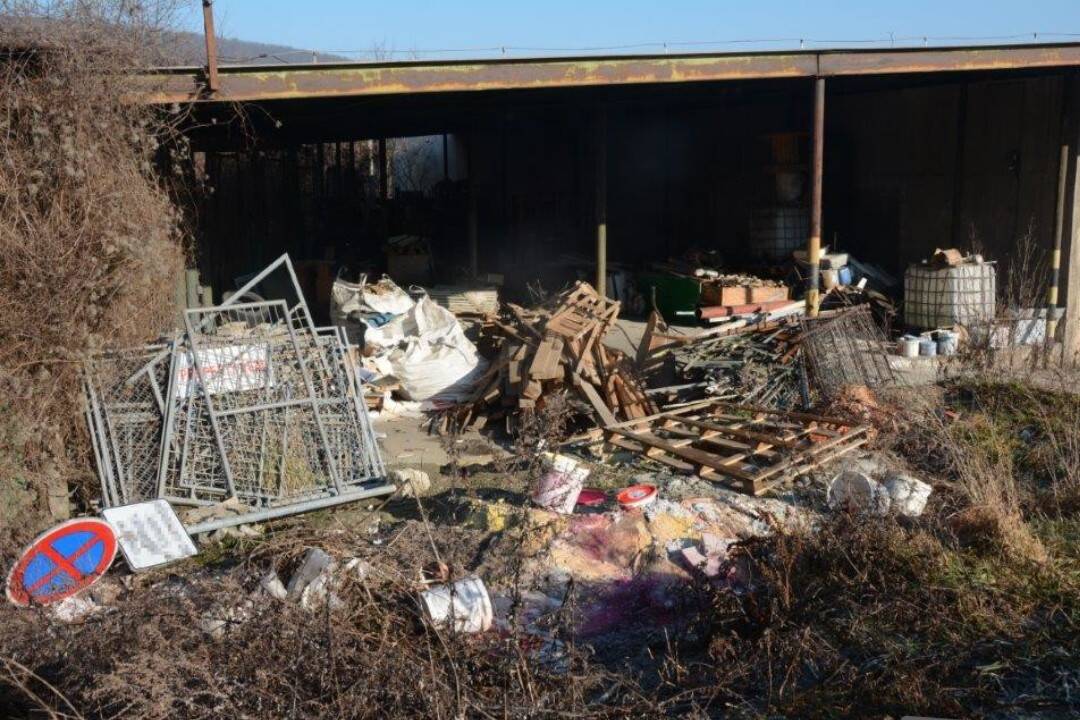 FOTO: Muž mal pri Trenčíne vytvoriť nelegálnu skládku, jej odstránenie bude stáť 230-tisíc eur