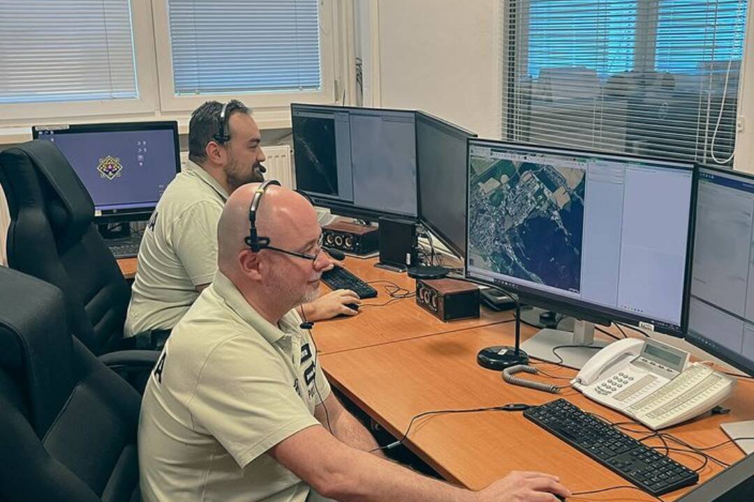 Foto: Policajti pomohli vystrašenej mamičke. Jej dieťa zostalo samo v Trenčíne