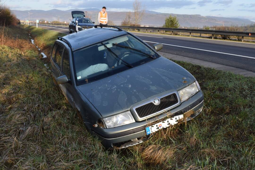 FOTO: Diaľnica pri Púchove narobila problémy iba 23-ročnému vodičovi. Bola mu priúzka