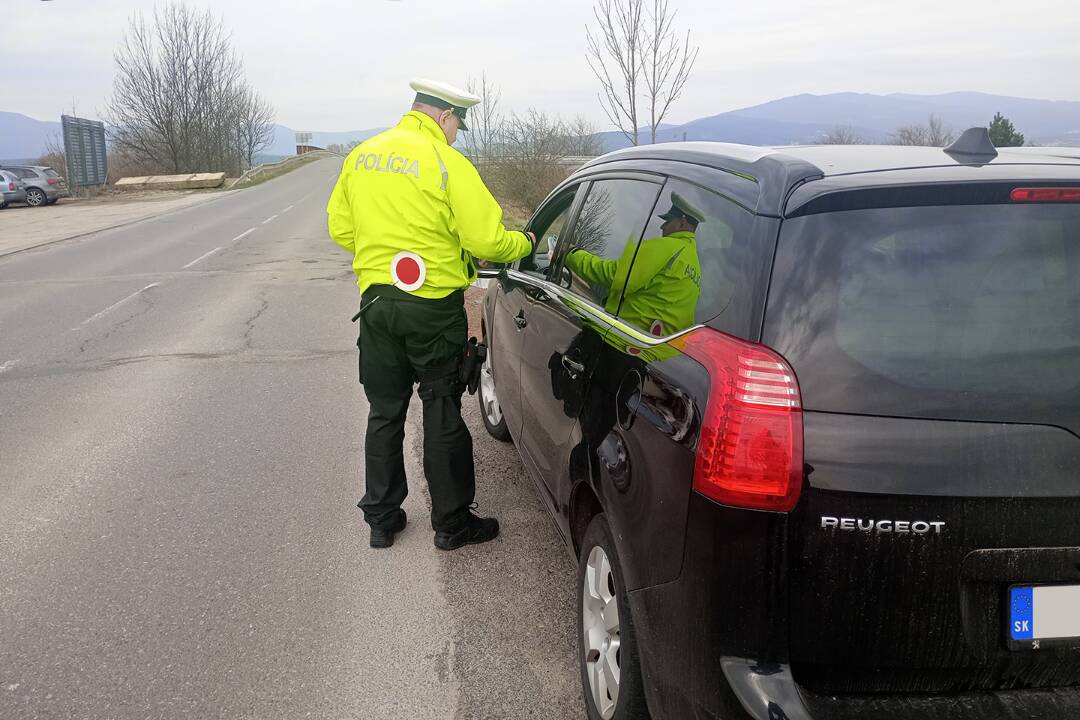 FOTO: Štvorhodinová policajná akcia na Hornej Nitre odhalila takmer 100 priestupkov a jedného páchateľa