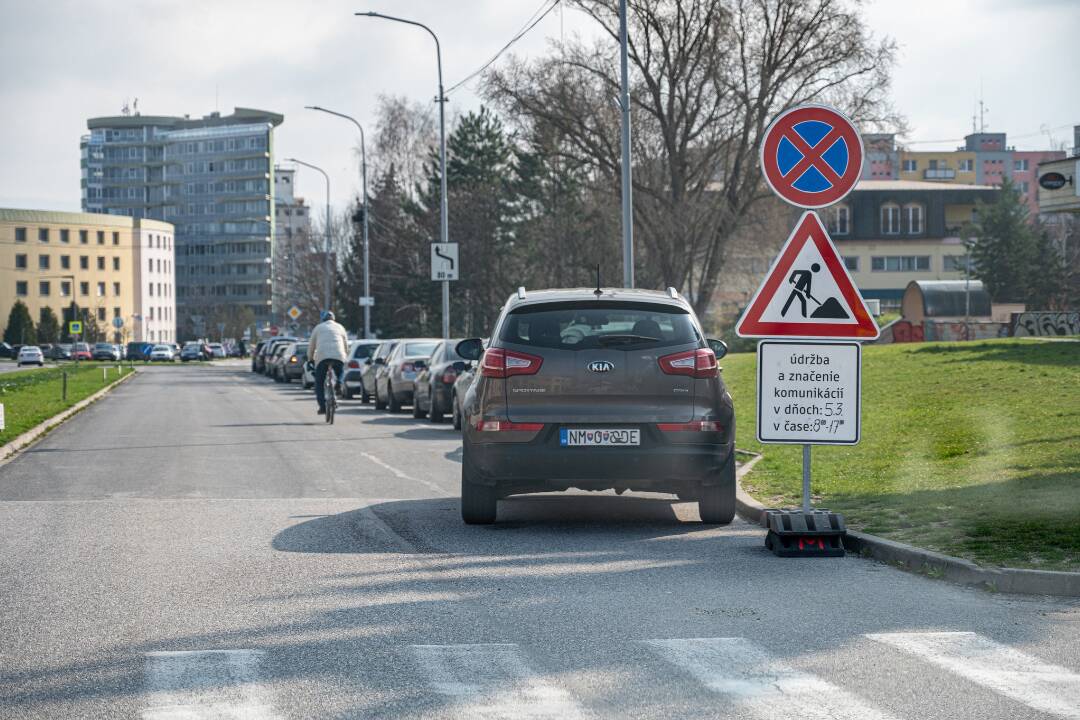 FOTO: Neuveriteľná arogancia. Vodiči si v Novom Meste nad Váhom ťažkú hlavu zo zákazu parkovania nerobili