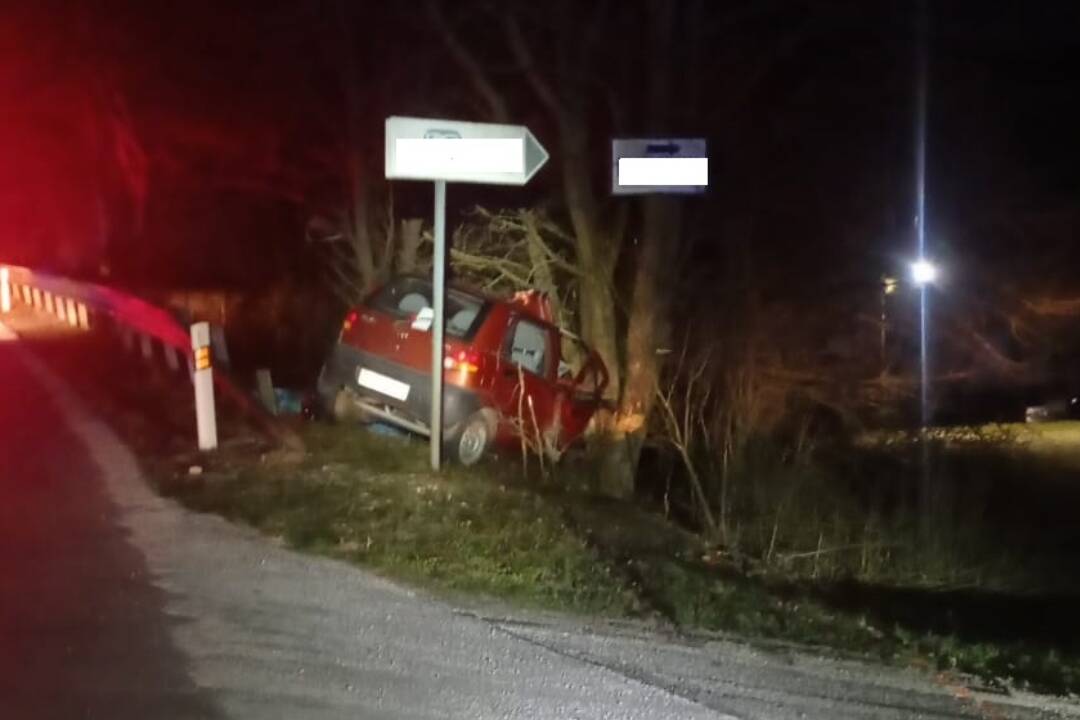 Foto: Tragická dopravná nehoda: Po náraze do stromu vyhasol život 70-ročnej vodičky 