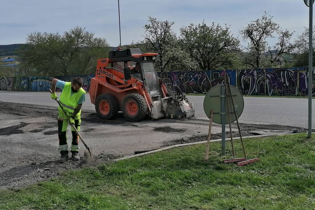 FOTO: Na viacerých uliciach v Púchove prebiehajú opravy ciest, mesto žiada o trpezlivosť