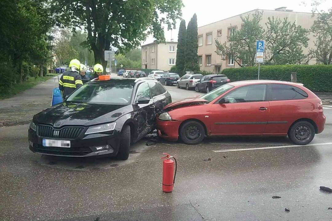 FOTO: Pri nehode v Trenčíne sa zranili traja ľudia. Po zrážke na mokrej ceste zasahovali všetky záchranné zložky