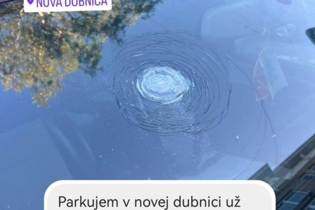 Foto: Muž z Novej Dubnice sa chcel posťažovať na rozbité čelné sklo. Spustila sa lavína sťažností na chovanie detí