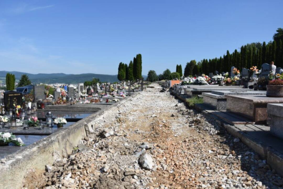 Foto: Na trenčianskom cintoríne aktuálne prebieha oprava chodníka aj schodiska. Práce potrvajú niekoľko týždňov