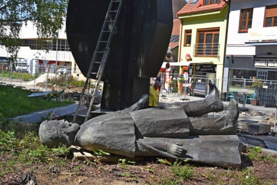 FOTO: Štúr, Hurban a Hodža už zmizli z centra Trenčína. Súsošie dejateľov dostane nové miesto