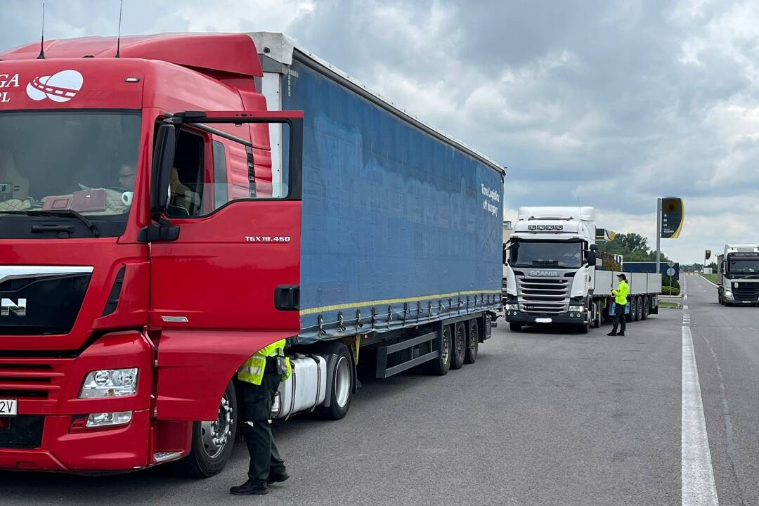 Polícia po nešťastí na diaľnici D zvyšuje kontroly kamiónov. Deň po pohrebe druhéhoo hasiča merajú alkohol či drogy