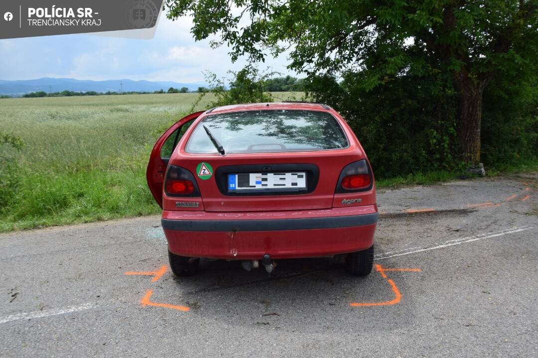 Mladá žena z Horoviec precenila svoje schopnosti a nabúrala rovno do stromu. Ťažko zranenú ju prevážal vrtuľník 