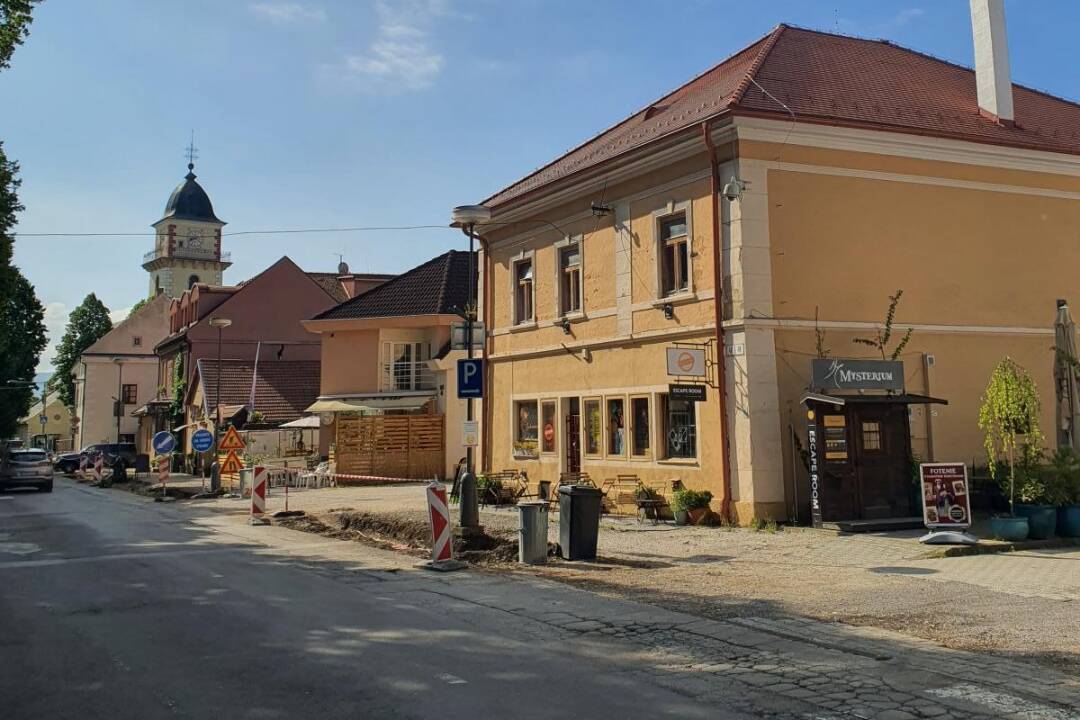 FOTO: Vodiči, buďte opatrní. V Bojniciach sa začali práce na rekonštrukcii námestia