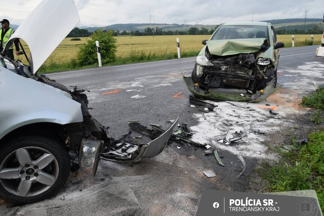 Pri dopravnej nehode v novom Meste nad Váhom sa zranila seniorka aj malé dieťa