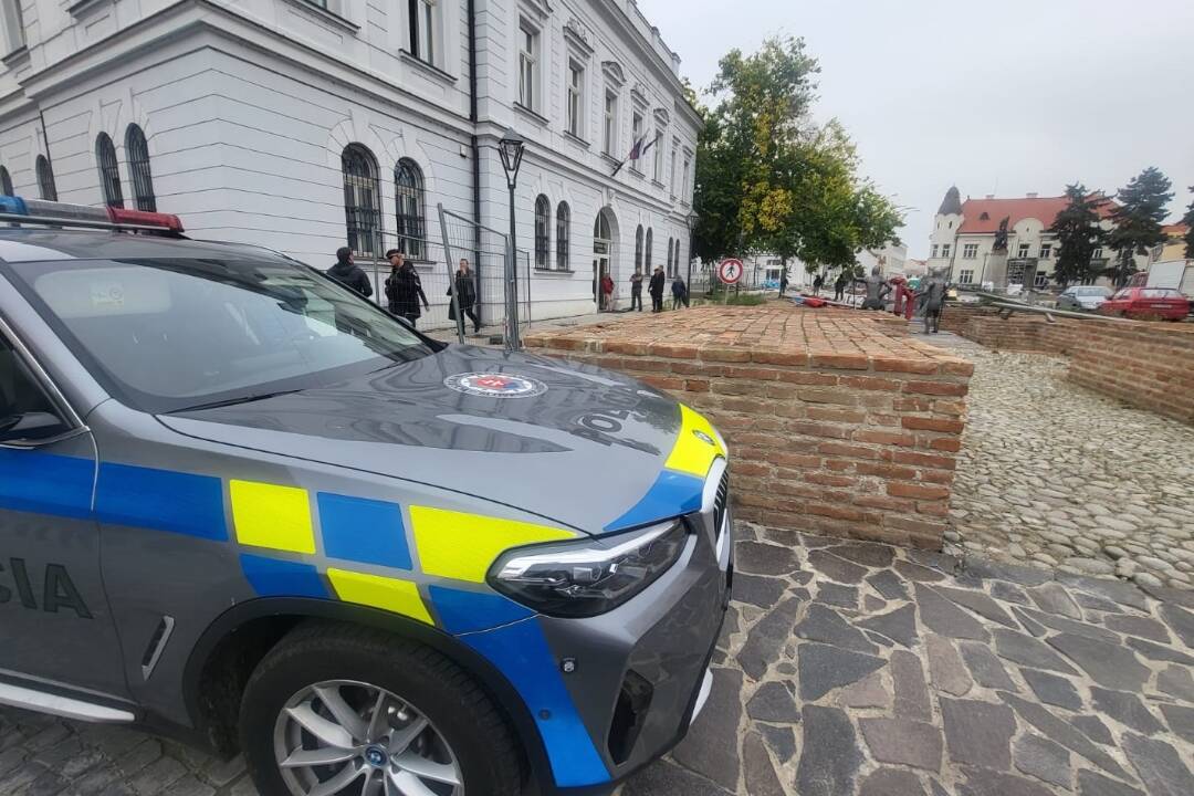 Foto: Policajti prehľadávajú všetky súdy. Na linku 112 nahlásil neznámy mužský hlas bombu