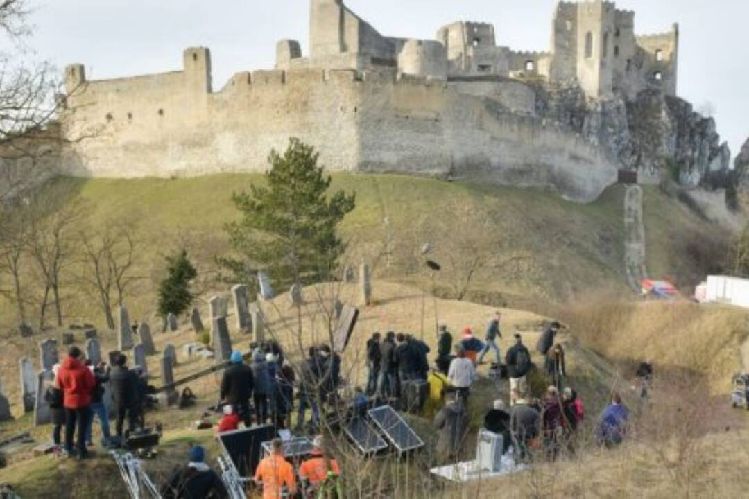 Na Beckovskom hrade sa natáča nová rozprávka. Obmedzenia sa dotknú hradnej kaplnky