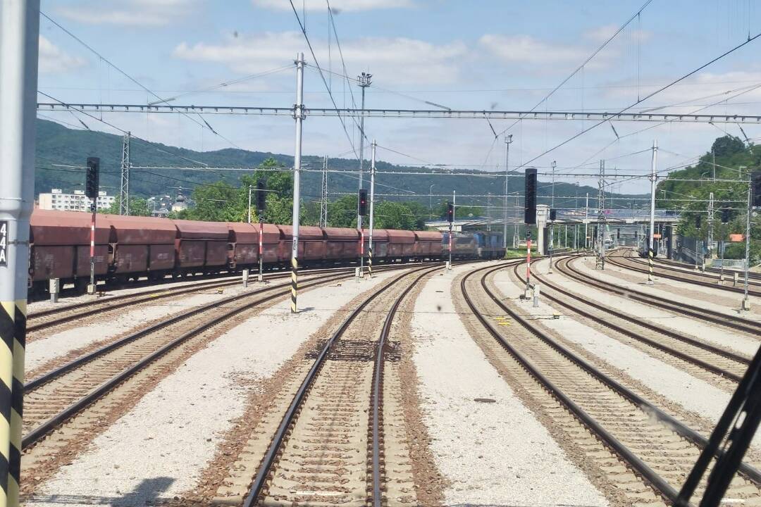 AKTUÁLNE: Vlaková doprava medzi Púchovom a Považskou Bystricou je prerušená. Na trati uviazol nákladný vlak