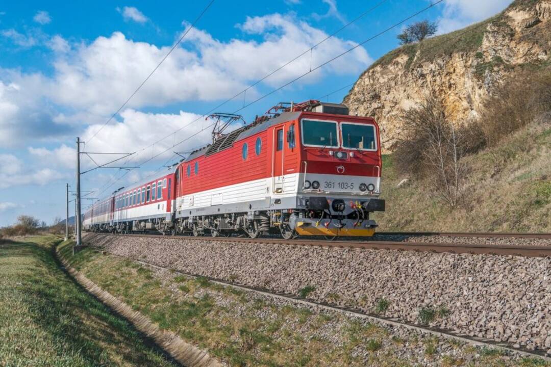 Foto: ZSSK vybavila rušne moderným bezpečnostným systémom a pôjdu rýchlejšie. Železniciam však zúfalo chýbajú zamestnanci