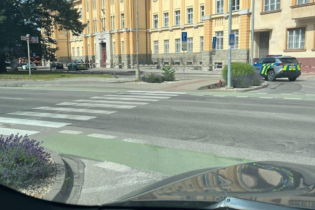 Foto: Súd v Trenčíne opäť prehľadáva polícia. Bombová hrozba je na celom Slovensku