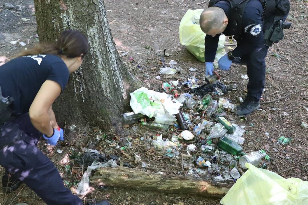 Foto: Ďalšia nelegálna skládka odpadu v Dubnici nad Váhom. Z lesa ju odstránili mestskí policajti