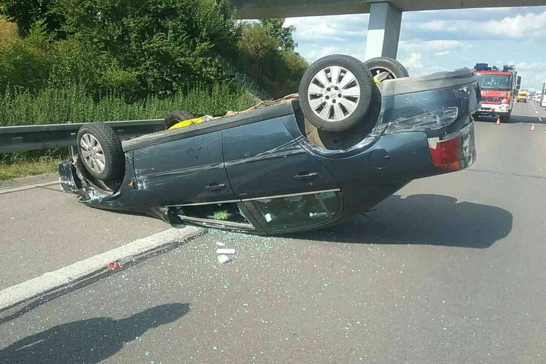 FOTO: Hrozivá dopravná nehoda na D1 pri Dubnici nad Váhom. Auto skončilo na streche, vodič mimo vozidla