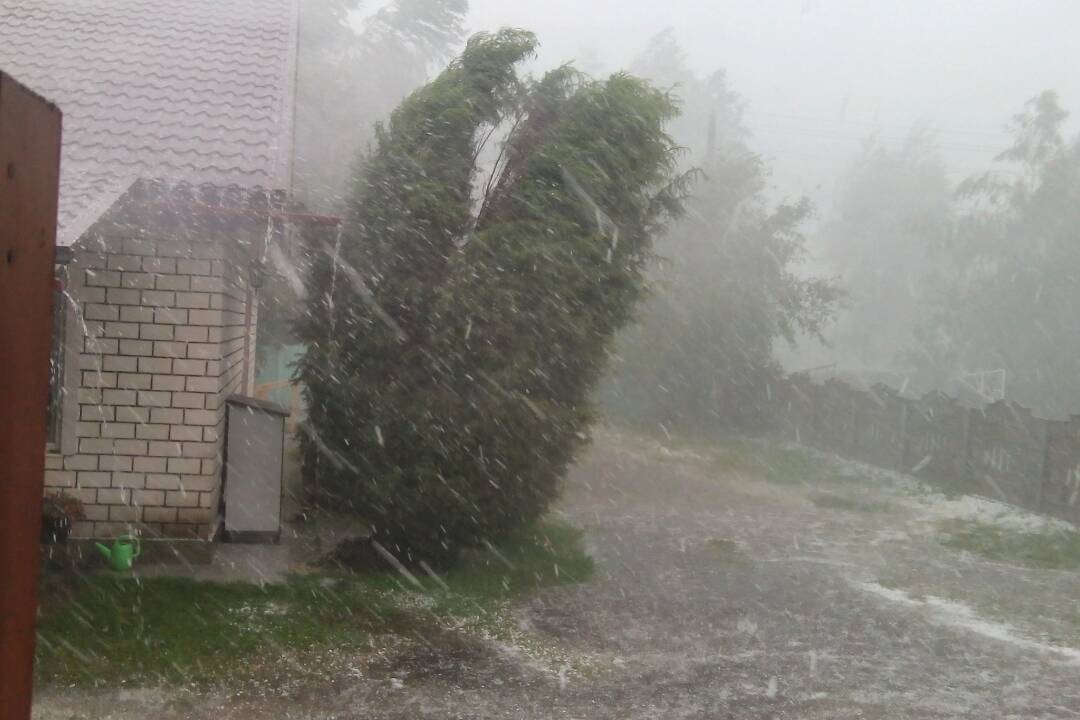 Foto: V piatok sa výrazne ochladí a prídu aj búrky. Pre Trenčiansky kraj platí výstraha 