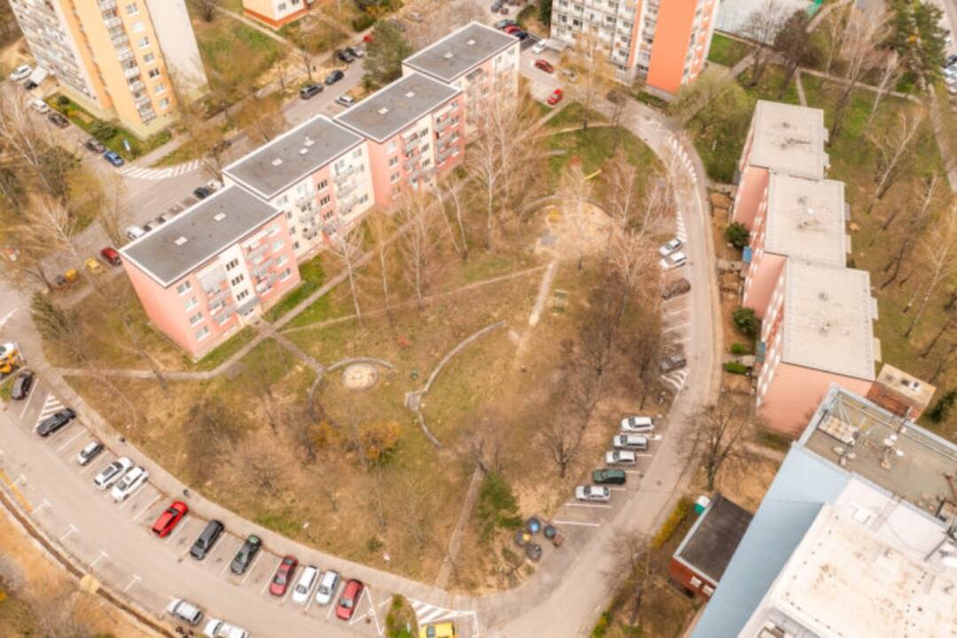 FOTO: Na trenčianskom sídlisku zrevitalizujú ďalší vnútroblok. Práce potrvajú do konca novembra