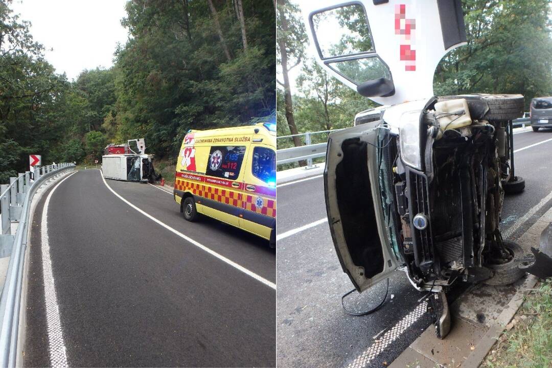 FOTO: Vo Veľkých Uherciach včera havarovala dodávka. Pri nehode sa zranila jedna osoba